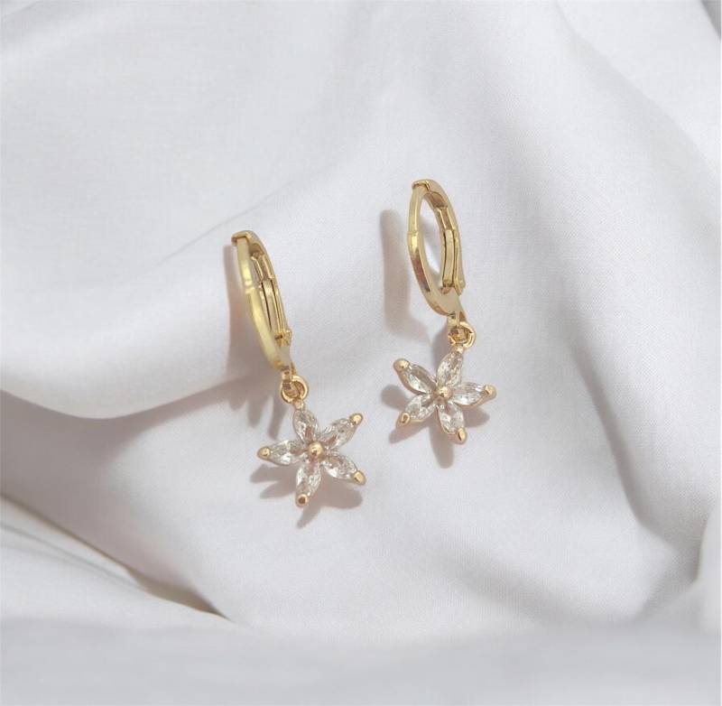 Kleine Creolen Mit Einer Zirkonia Steinchen Blume Als Anhänger - Mini Charm Ohrringe Gold Sonnenblume Geschenk Für Sie Boho von MIAxMINA