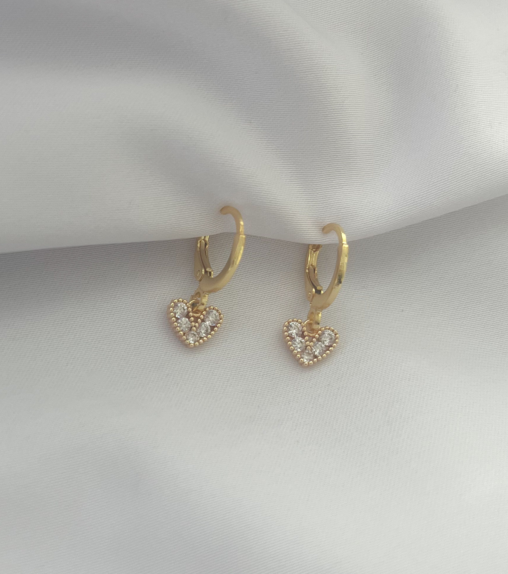 Kleine Creolen Mit Herz Anhänger - Zirkonia Charm Ohrringe Liebe Piercing Geschenk Für Sie von MIAxMINA