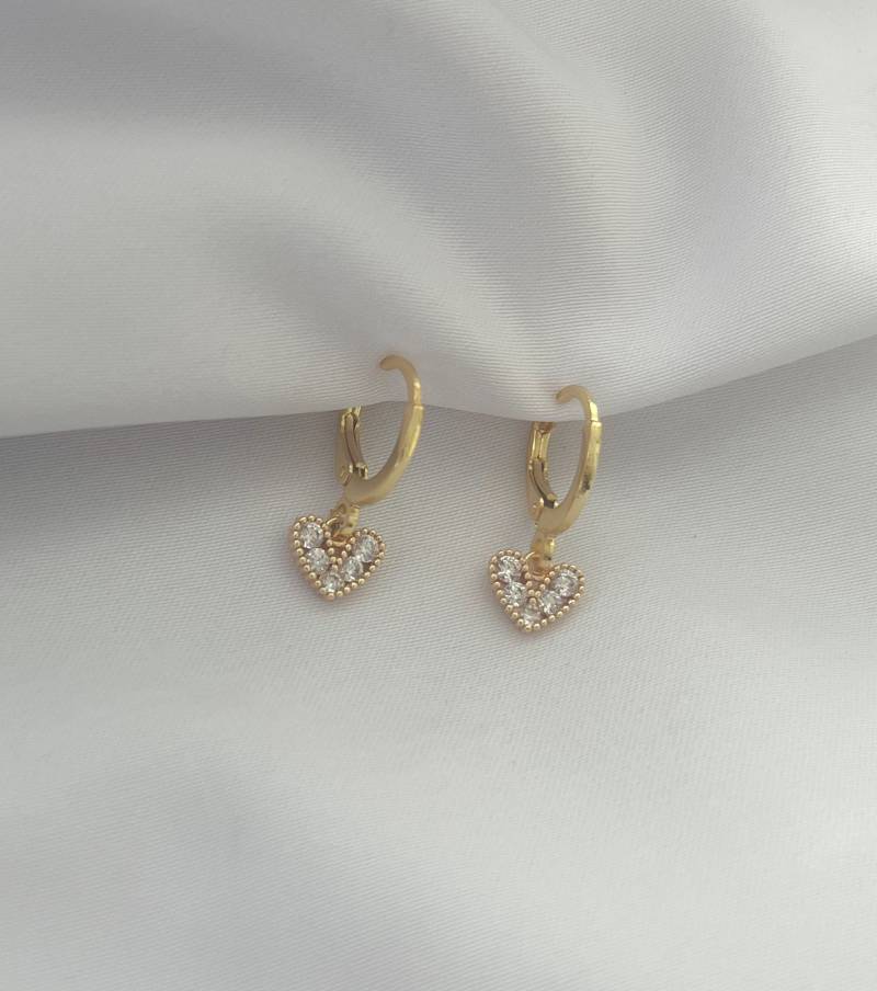 Kleine Creolen Mit Herz Anhänger - Zirkonia Charm Ohrringe Liebe Piercing Geschenk Für Sie von MIAxMINA