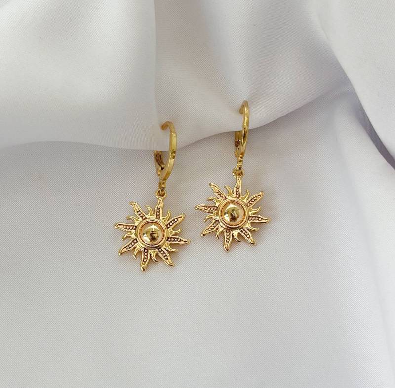 Kleine Creolen Mit Sonne Anhänger in Gold - Hänge Ohrringe Charm Astrologie Geschenk Für Sie Boho von MIAxMINA