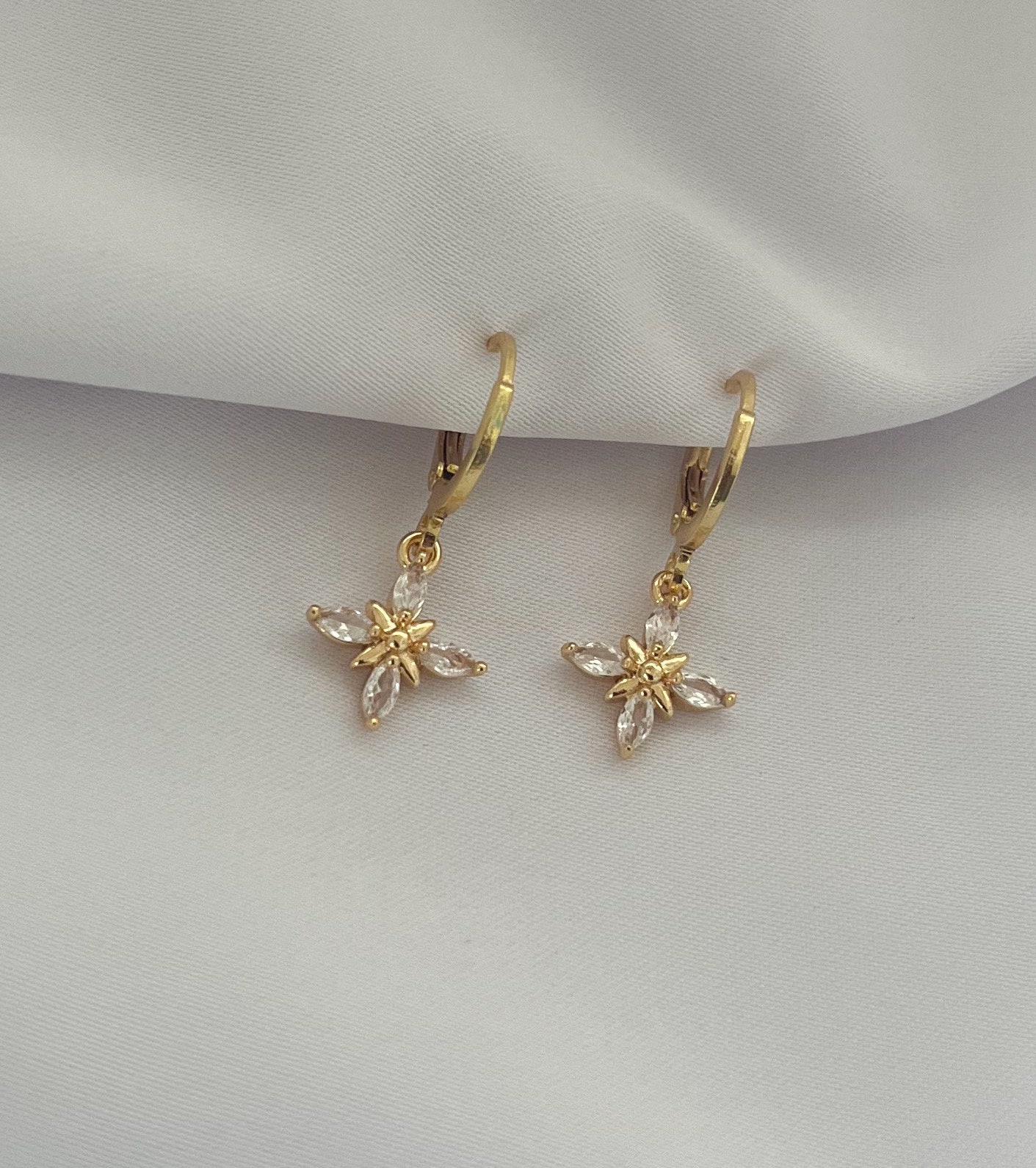 Kleine Creolen Mit Zirkonia Blumen Anhänger - Ohrringe Hängend Pflanzen Charm Geschenk Für Sie Boho Gold von MIAxMINA