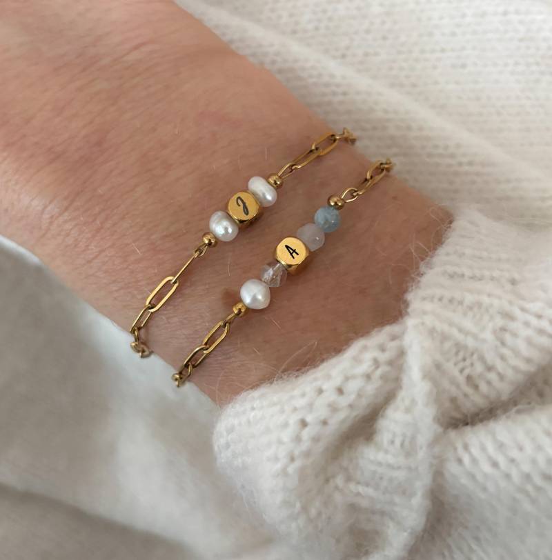 Personalisiertes Geburtsstein Armband in Gold, Initial Gravur Mit Würfel Perle , Geschenk Für Frau, Beste Freundin, Geburtstag von MIAxMINA