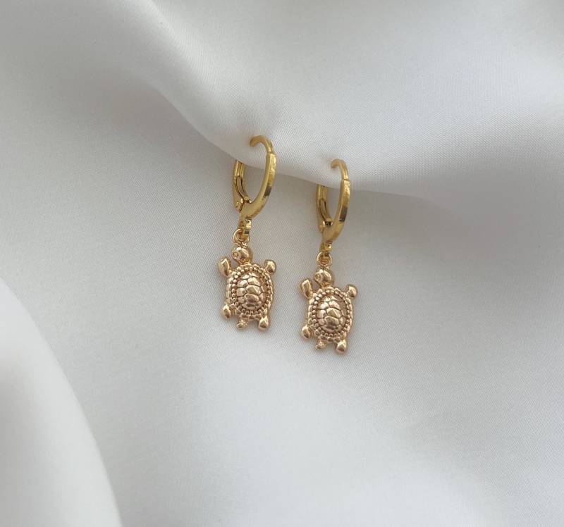 Schildkröten Huggie Creolen - Mini Charm Anhänger Ohrringe in Gold Surfer Schmuck Geschenk Für Sie Boho von MIAxMINA