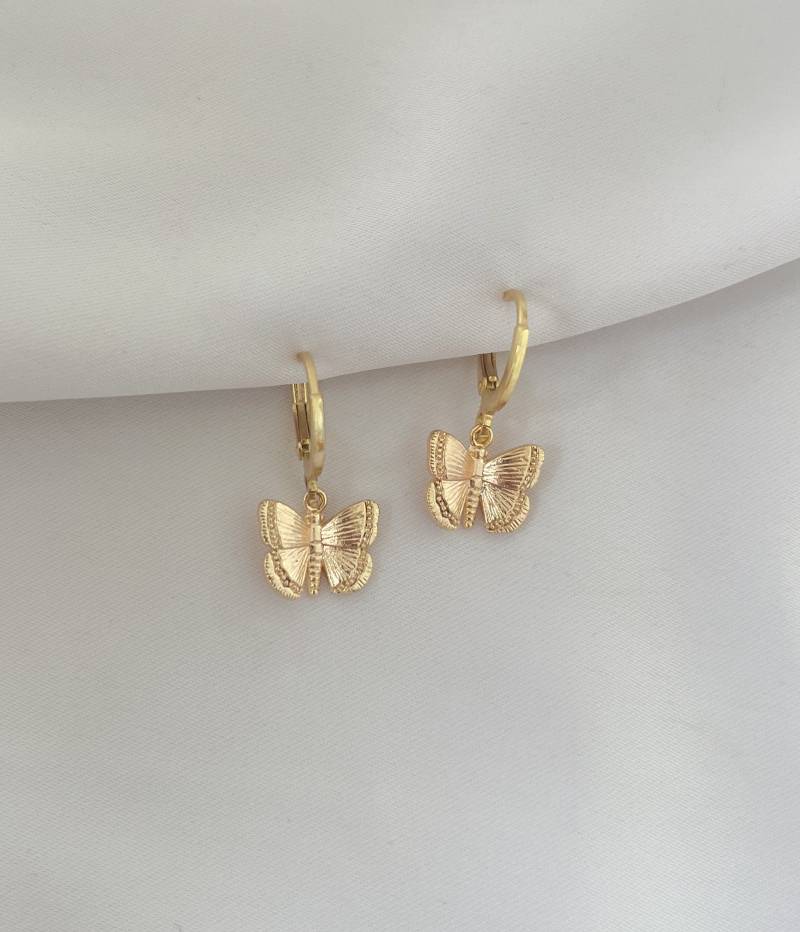 Schmetterling Anhänger Creolen, Goldene Insekten Charm Ohrringe, Kleine Geschenk Für Sie, Frau, Geburtstag von MIAxMINA