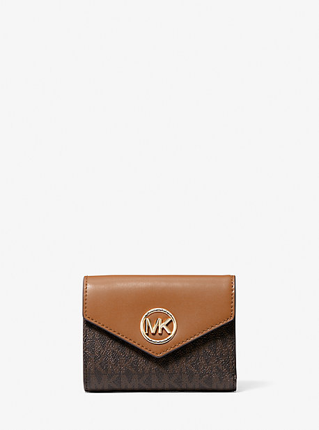 MK Trifold-Brieftasche Carmen Medium Aus Leder Und Logostoff Mit Umschlag - Braun - Michael Kors von MICHAEL Michael Kors