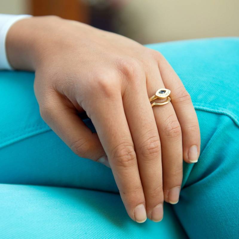 18K Gelbgold Matte Finish Braut Hochzeit Ring Set Mit Blauen Saphiren Und Diamanten von MICHALBENDZEL