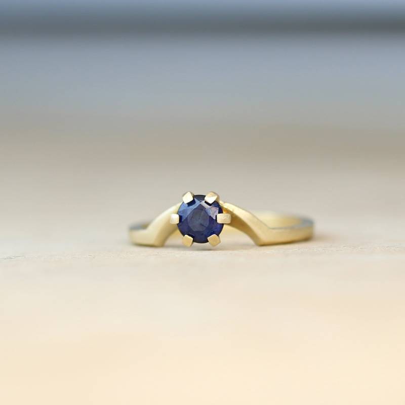 Einzigartiger, Blauer Saphir Solitär Ring - 0.5Ct in 14K/18K Gold von MICHALBENDZEL