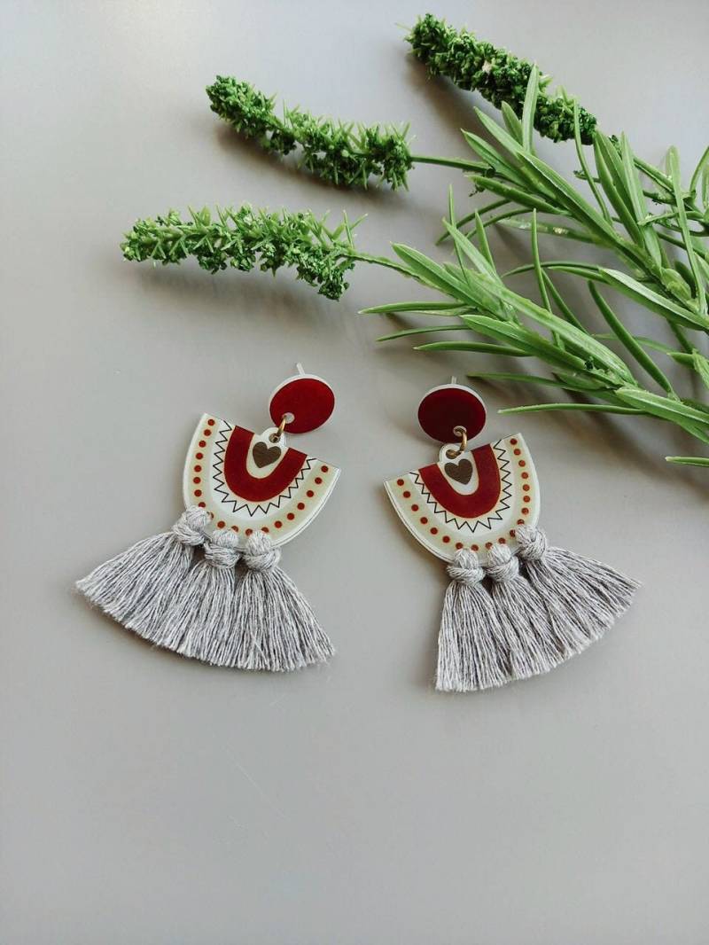 Bogen Quasten Ohrringe, Regenbogen Fransen Ohrstecker, Boho Makrame Schmuck, Monochrome Garn Quaste Graue Herz Geschenk Für Sie von MIHHA