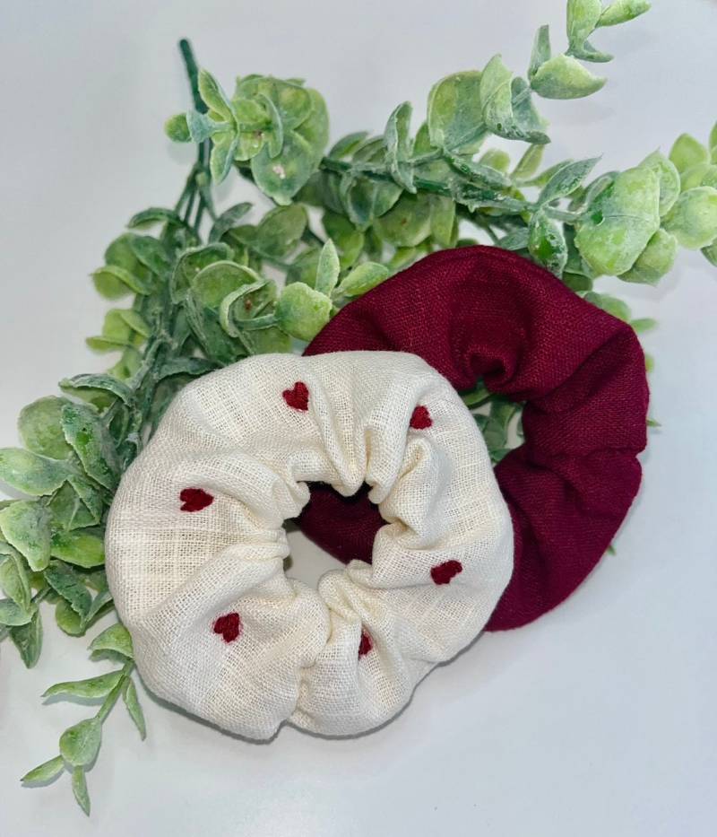 Zwei Scrunchies Aus Leinenstoff. Mit Handbestickten Herzchen Und in Einem Wunderschönen Burgunderrot Für Den Perfekten Look von MILENARThandmades