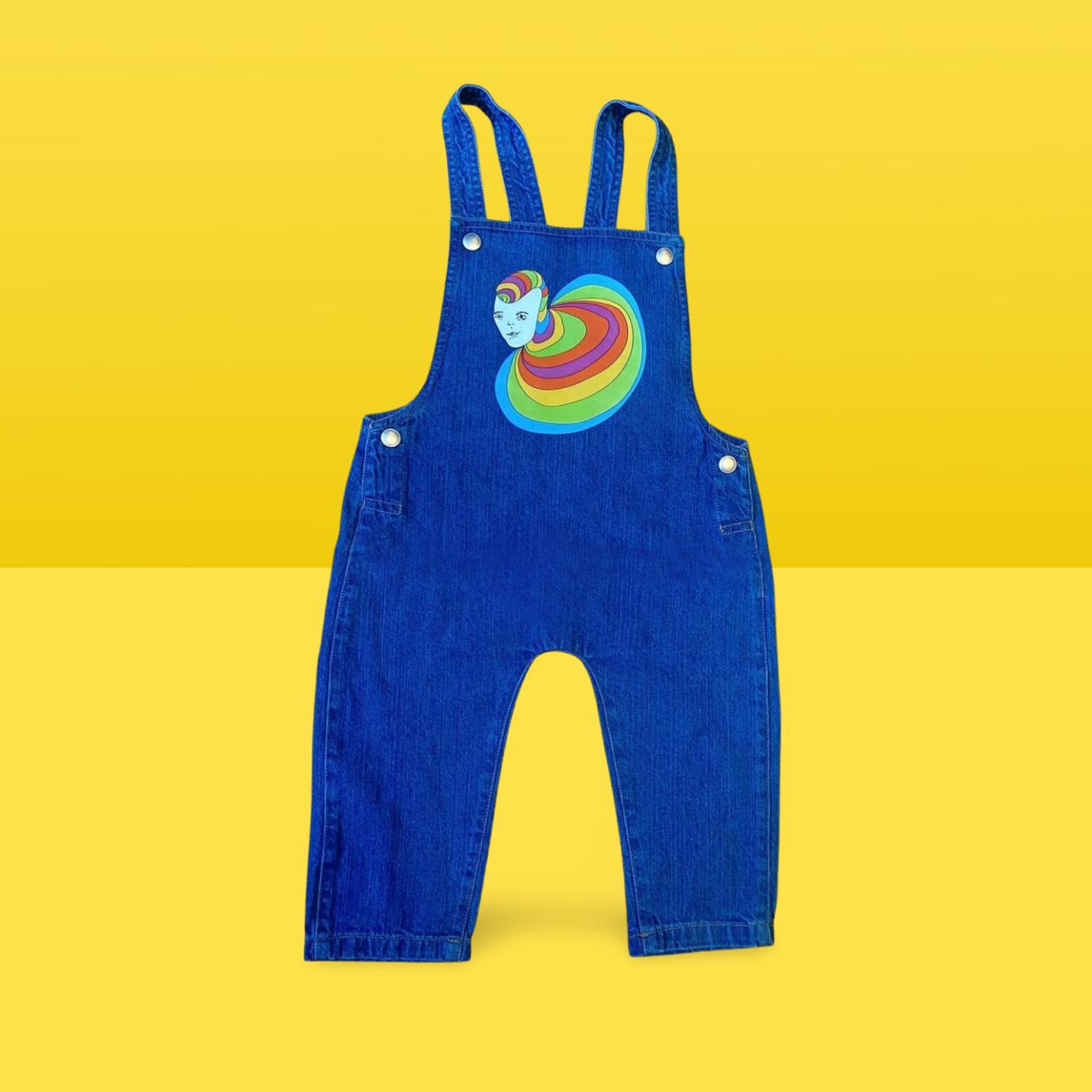 100% Bio-Baumwolle Denim Latzhose Mit Origineller Milja Illustration von MILJADesigns