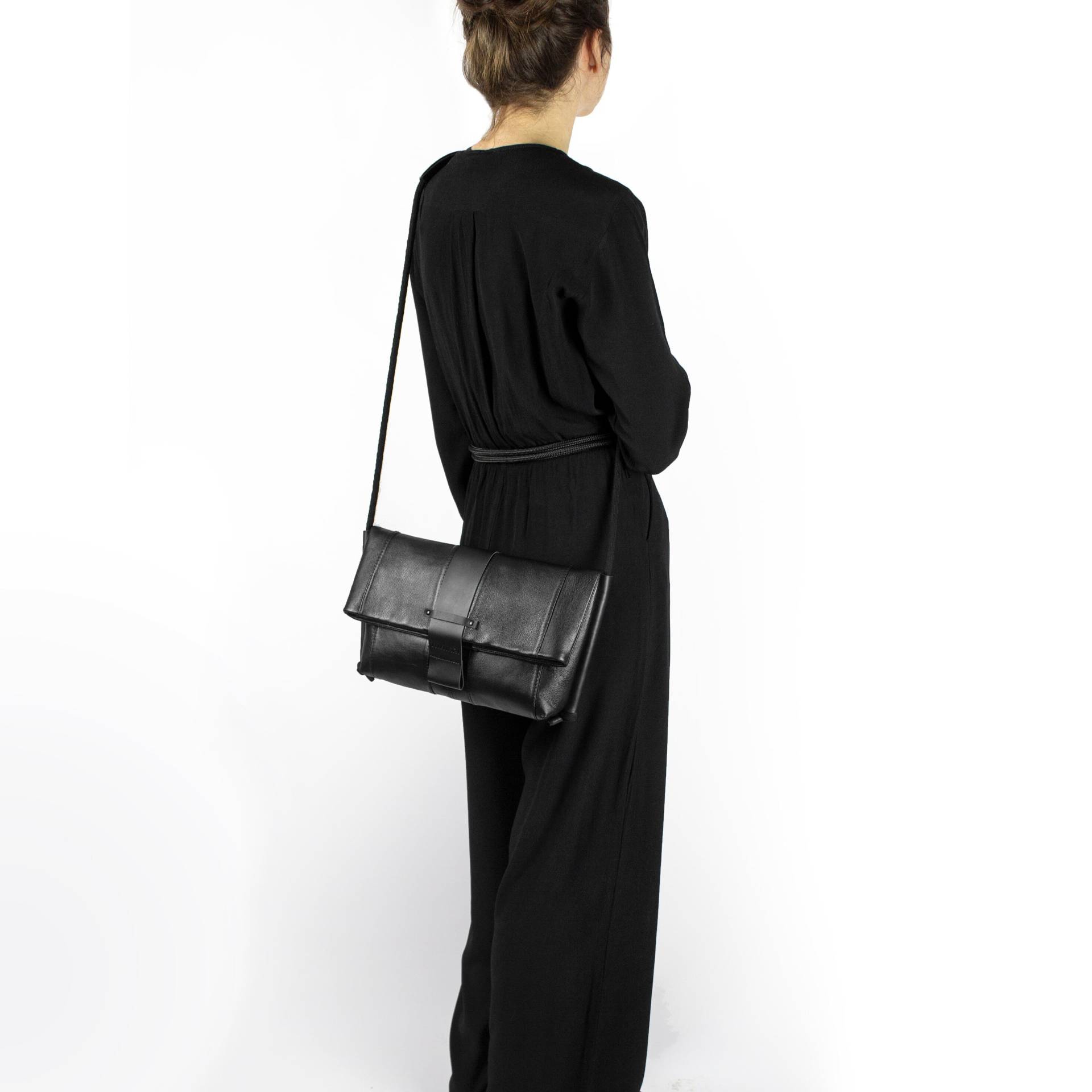 Designer Tasche, Schwarze Leder Umhängetasche, Alltag Tragen Foldover Upcycled Mit Seil Griff von MIMIKRIDesign