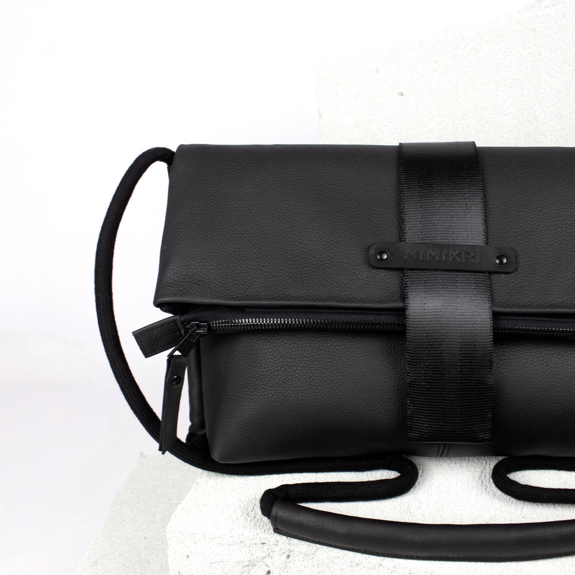 Designer Tasche, Schwarze Leder Umhängetasche, Alltagstaugliche Foldover Upcycled Mit Seil Griff von MIMIKRIDesign