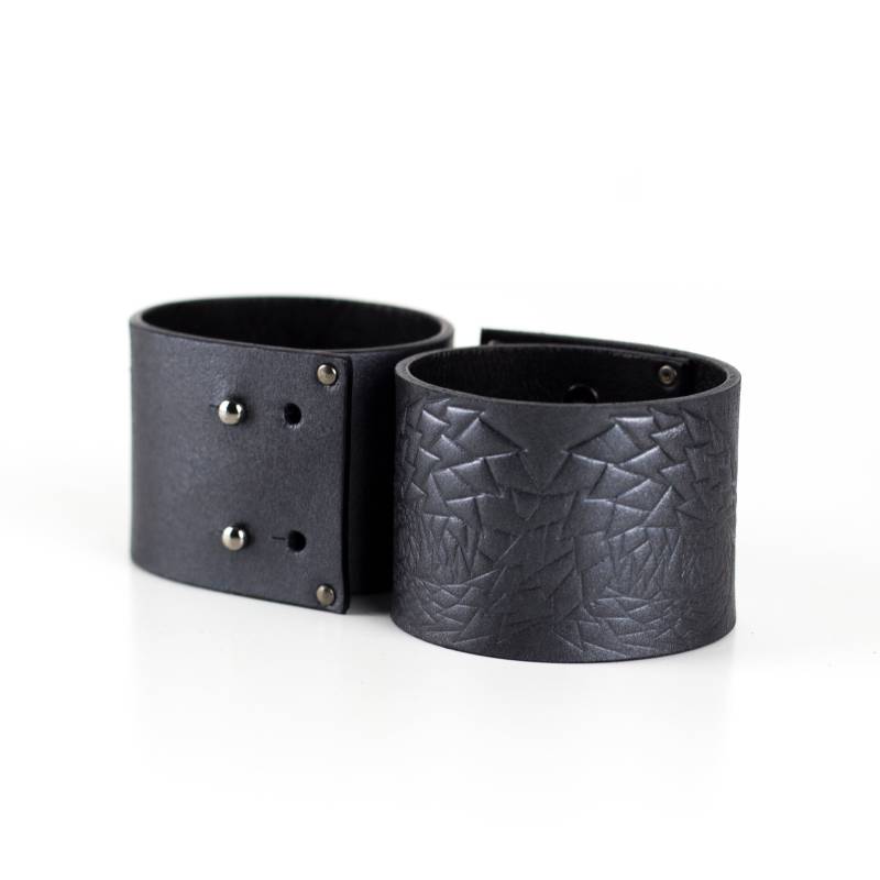 Echtes Leder Armband Breite Armreifen Damen Manschette Mit Pangolin Muster Recyceltem von MIMIKRIDesign