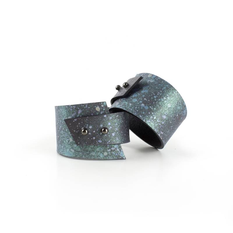 Multicolor Breites Lederarmband Armreif Irisierend Grün Holographisch Recycelt von MIMIKRIDesign