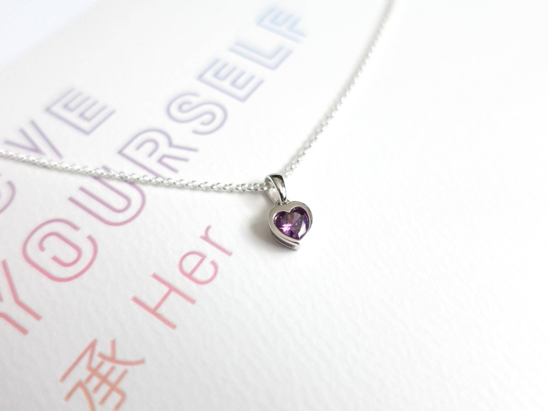 Bts Inspirierte Halskette Mit Kleinem Lila Herz-Anhänger Aus Zirkonia in 925Er Silber-Fassung Bts Inspirierte Halskette Mit Kleinem Lila Herz-Anhänger Aus Zirkonia in 925Er Silber-Fassung von MIMUCpurple