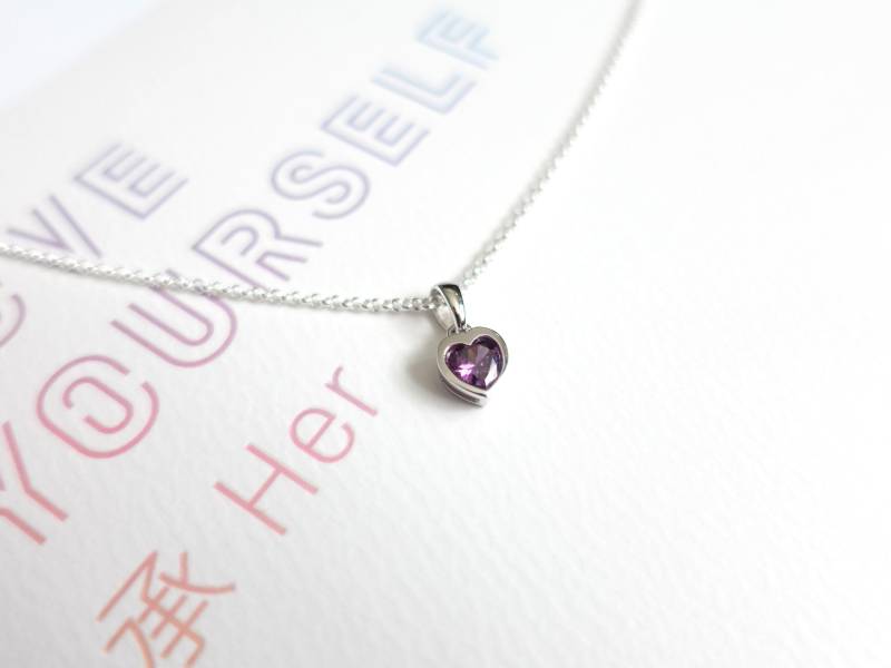 Bts Inspirierte Halskette Mit Kleinem Lila Herz-Anhänger Aus Zirkonia in 925Er Silber-Fassung Bts Inspirierte Halskette Mit Kleinem Lila Herz-Anhänger Aus Zirkonia in 925Er Silber-Fassung von MIMUCpurple