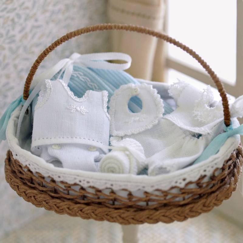 Miniatur-Babywäschekorb, Maßstab 112. Blau Oder Pink Miniatur-Babywäschekorb, Maßstab 112. Blau Oder Pink von MINIATURAFR