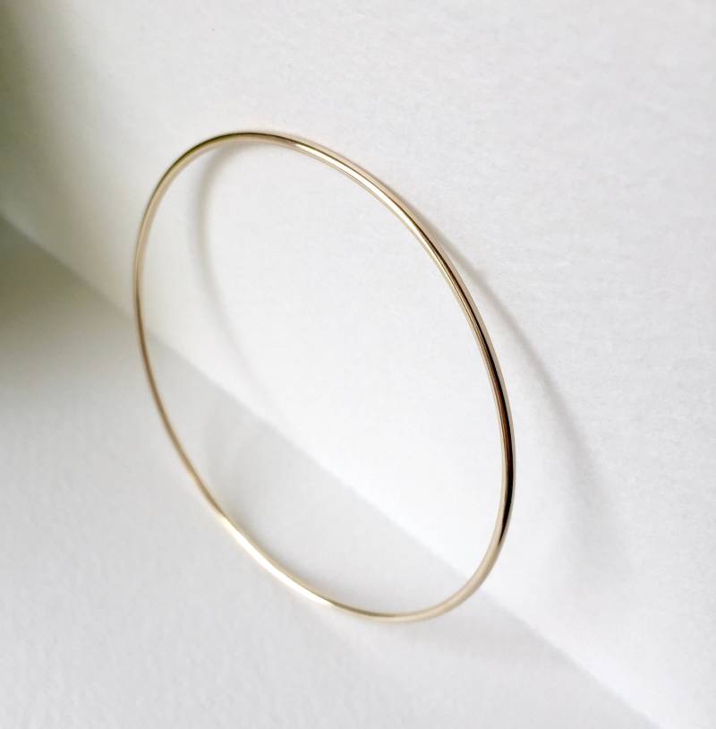 Massiver Gold Armreif/Stapel Stapeln Armband 9 Karat Dünner Minimalistisch Minima Schmuck von MINIMAJewellery