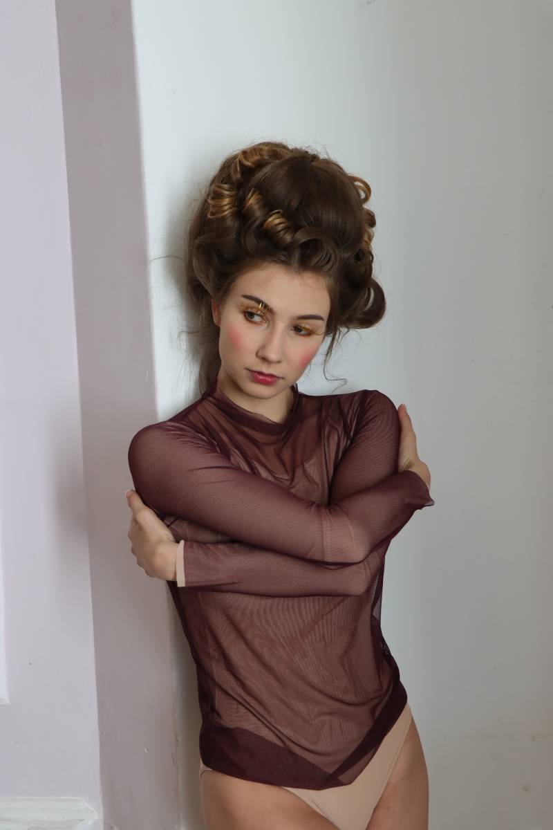 Recycled Mesh Langarm Top | Schlichtes Öko-Netz Reiches Burgund - Nachhaltige Mode Recycled Mesh Langarm Top | Schlichtes Öko-Netz Reiches Burgund - Nachhaltige Mode von MINIMISMI