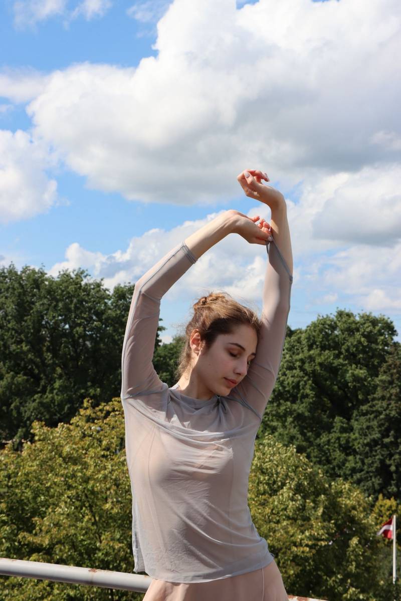 Recycled Mesh Langarm Top | Schlichtes Öko-Netz Hellblau - Nachhaltige Mode von MINIMISMI