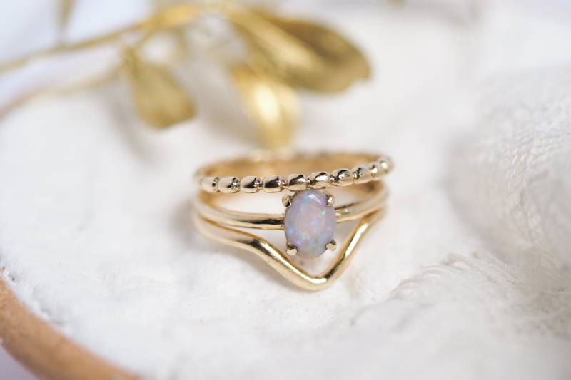 Opal Nesting Chevron Verlobungsring Set, Boho Solitär Ring, Regenbogen Ehering Unikat Hochzeit Ring Stapel von MINKARA