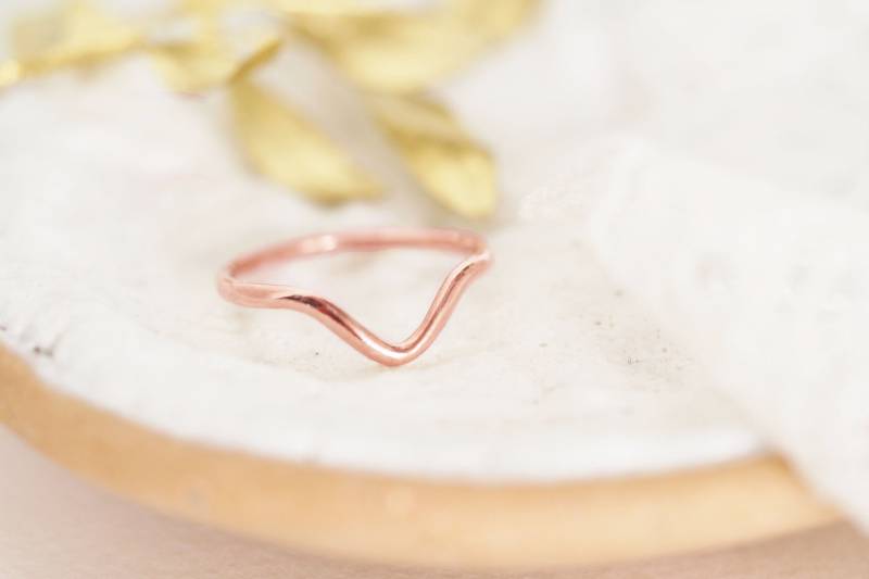 Roségold Dünn Geschwungenes Nistband Für Bräute, V-Form Versprechensring, Chevron Gold Jubiläumsring Sie, Heringbone Ehering von MINKARA