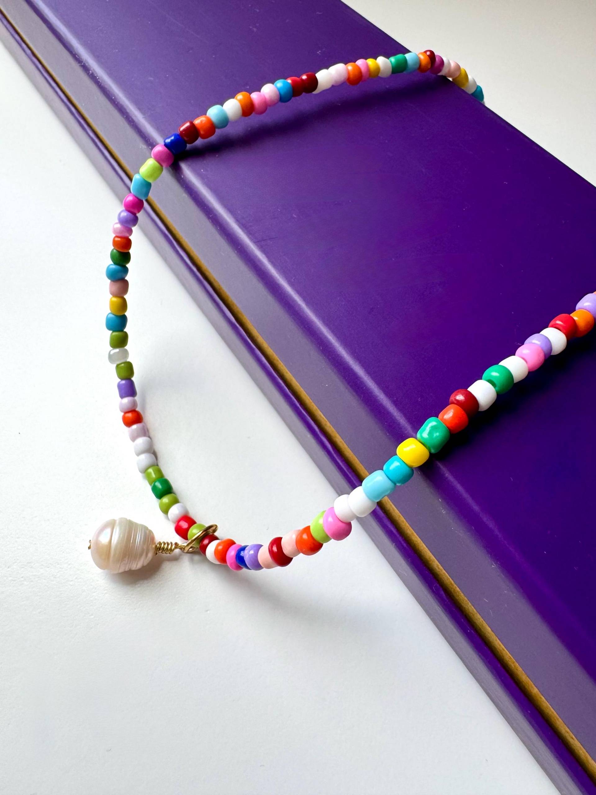 Bunte Miyuki-Perlenkette Mit Barockperle 43-49 cm - Geschenk Für Sie, Zarter Schmuck, Boho Look, Statement Kette, Süßwasserperle, Sommer von MINNAKFINEJEWELRY