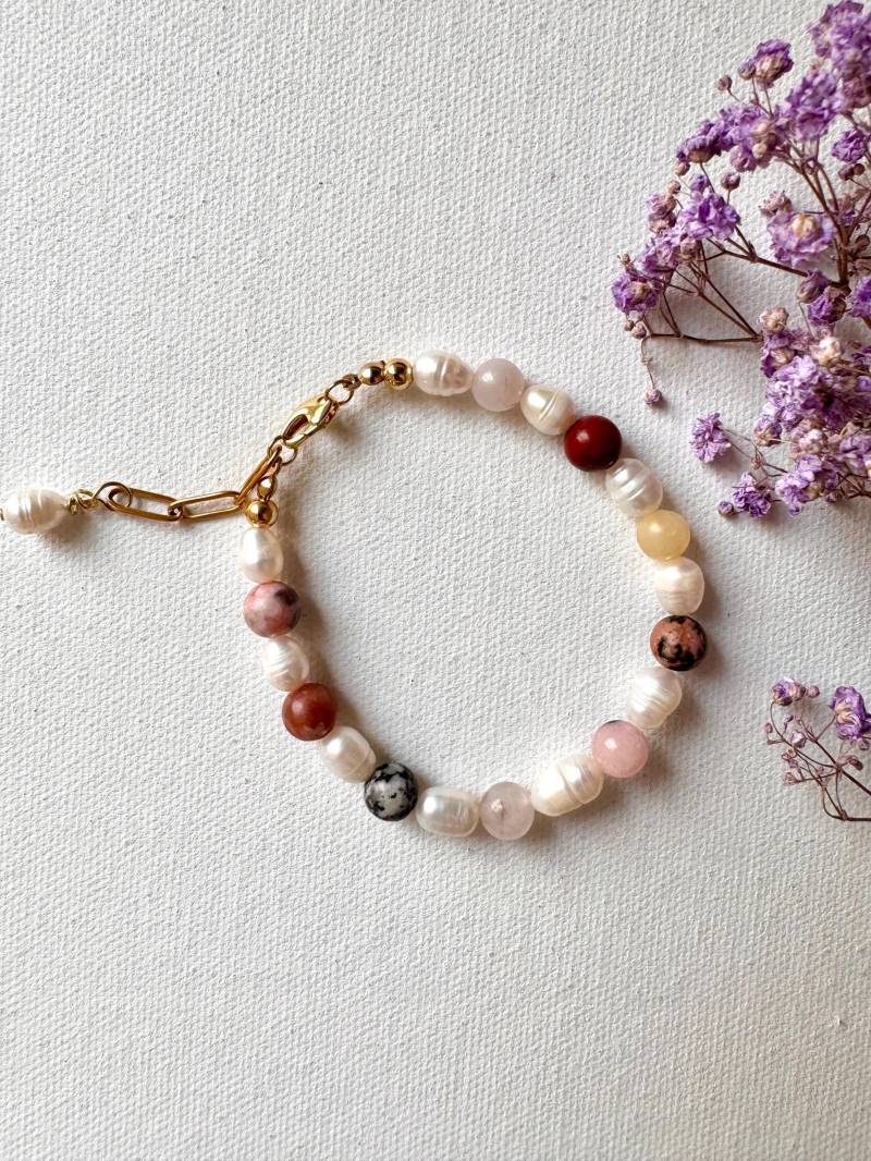 Buntes Edelstein-Armband Mit Süßwasserperlen, Handgemacht & Verstellbar, 18K Vergoldete Details, Handgemacht, Geschenk Für Sie Buntes Edelstein-Armband Mit Süßwasserperlen, Handgemacht & Verstellbar, 18K Vergoldete Details, Handgemacht, Geschenk Für Sie von MINNAKFINEJEWELRY
