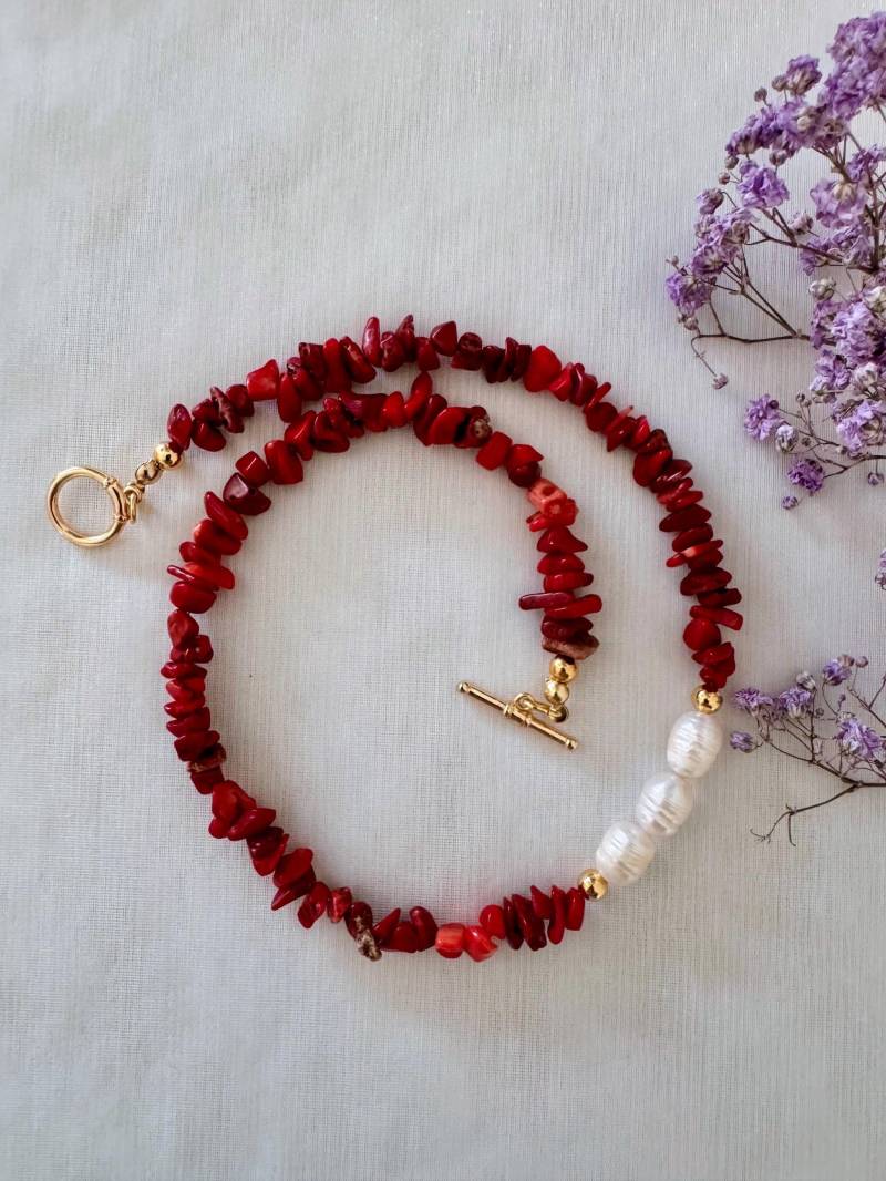 Rote Korallen-Halskette Mit Süßwasserperlen, Handgemacht, 18K Vergoldet, Eleganter Kontrast, 42 cm, Unikat Schmuck, Geschenk Für Sie Rote Korallen-Halskette Mit Süßwasserperlen, Handgemacht, 18K Vergoldet, Eleganter Kontrast, 42 cm, Unikat Schmuck, Geschenk Für Sie von MINNAKFINEJEWELRY