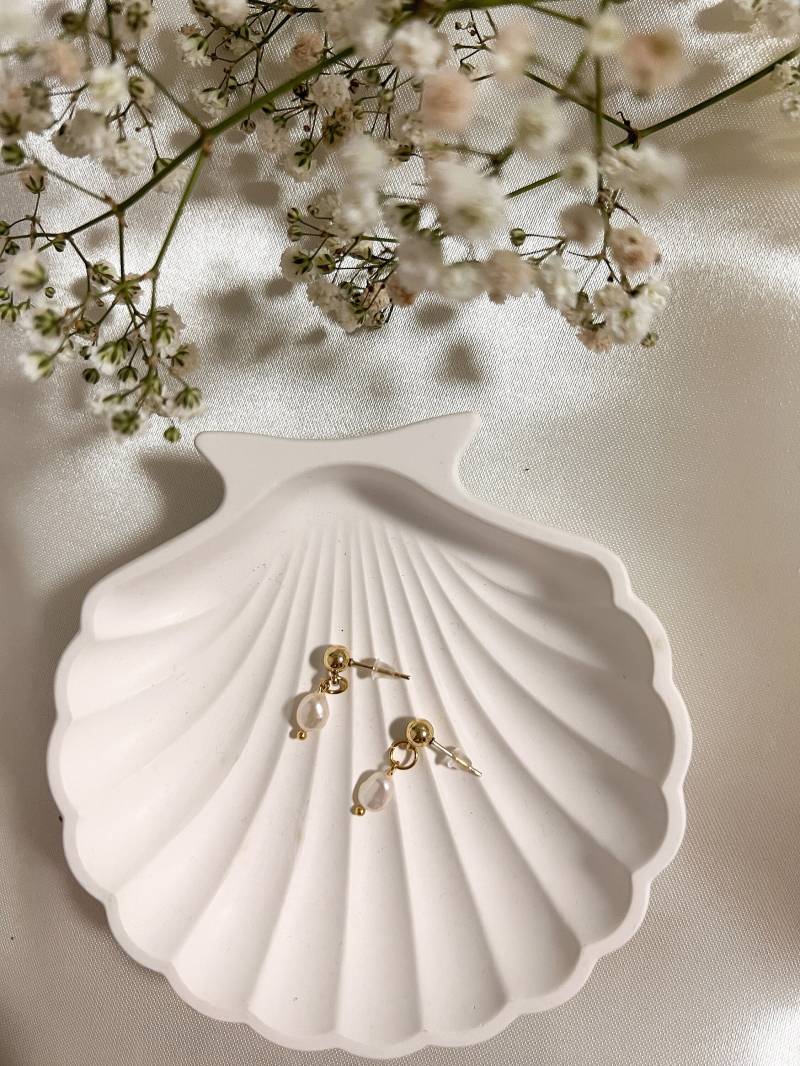 Perlenohrring | Kugelstecker Mit Weißen Süßwasserperlen in Gold O. Silber von MIRAYASUjewellery