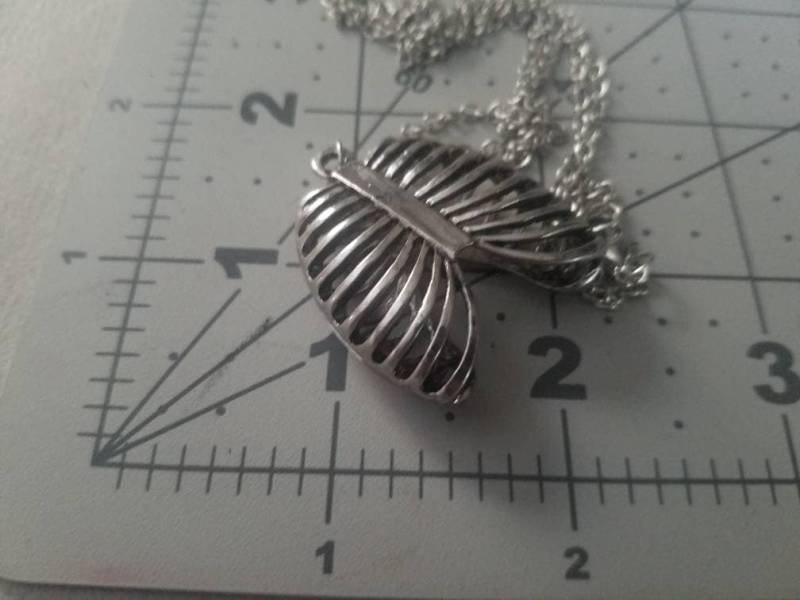 Skelett-Rippen-Käfig-Halskette Skelett-Rippen-Käfig-Halskette von MISFITWEARS