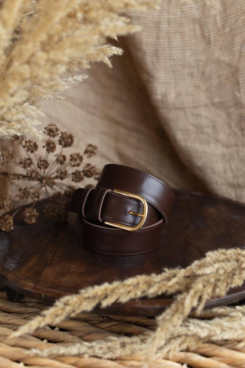 Breiter Brauner Ledergürtel Damen Taillengürtel Mit Goldener Schnalle von MIUMMASH