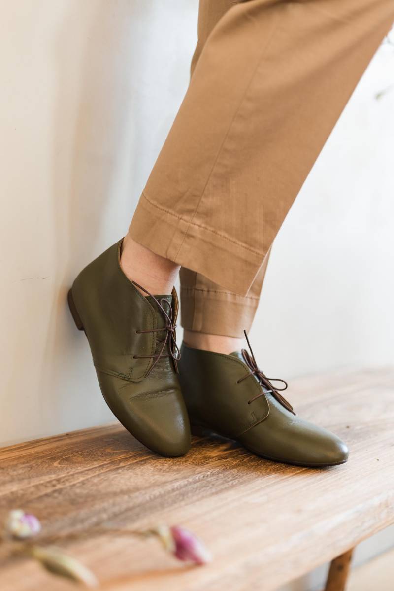 Handgefertigte Olivgrüne Leder Booties Retro Ankle Boots von MIUMMASH