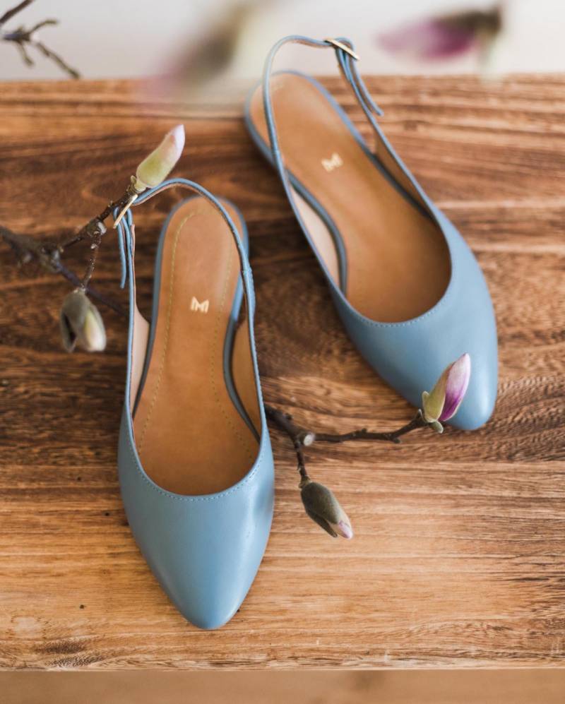 Handgefertigte Dusty Blau Leder Slingback Ballerinas Spitze Kappe von MIUMMASH