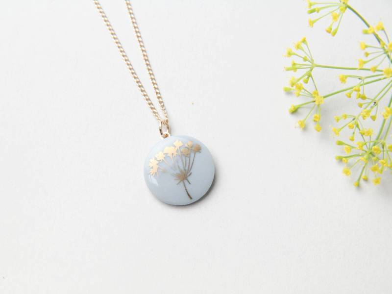 Goldkette Mit Porzellan Anhänger/Mint Goldener Blume Wildblume Porzellanschmuck Keramikschmuck von MIYUporzellanschmuck