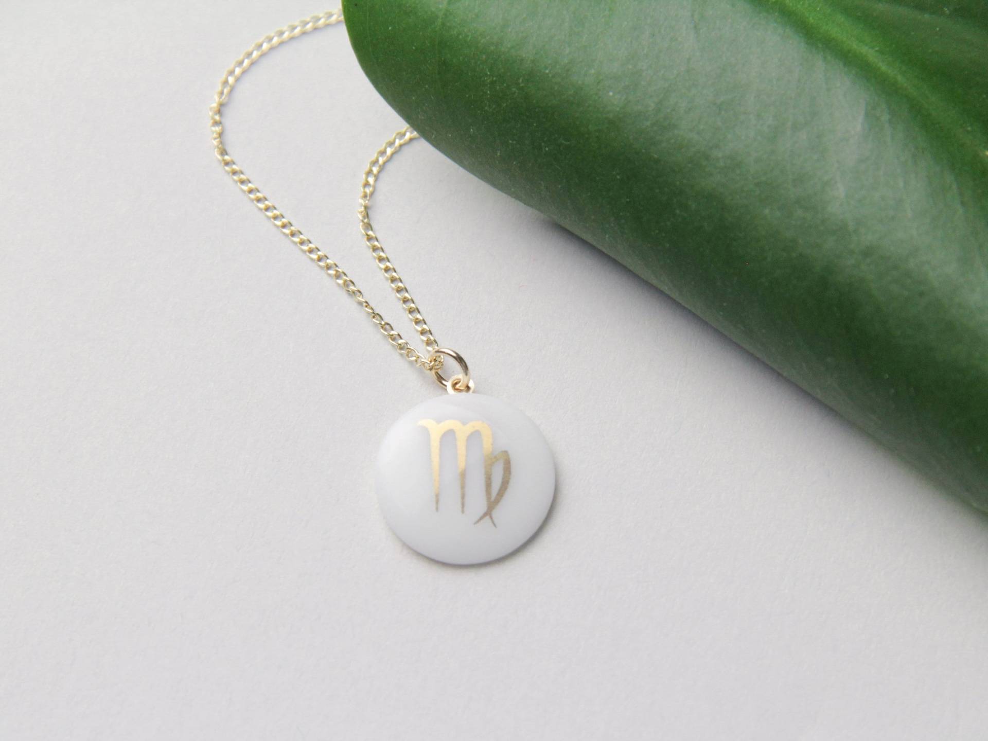 Jungfrau Porzellan-Anhänger, Gold, Sternzeichen-Kette von MIYUporzellanschmuck