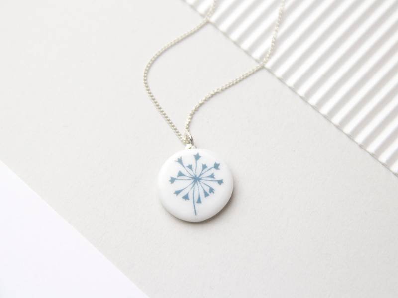 Kette Mit Porzellan Anhänger/Weiß Blauer Dolde Keramikschmuck Porzellanschmuck Pusteblume Blaue Blume Kettenanhänger Blüte von MIYUporzellanschmuck