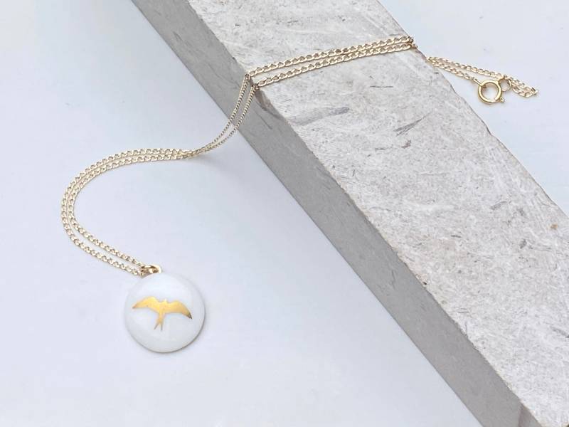Kette Mit Porzellan Anhänger/Weiß Goldener Schwalbe Goldkette Porzellankette Keramik Kettenanhänger Goldschmuck Kette Mit Porzellan Anhänger/Weiß Goldener Schwalbe Goldkette Porzellankette Keramik Kettenanhänger Goldschmuck von MIYUporzellanschmuck