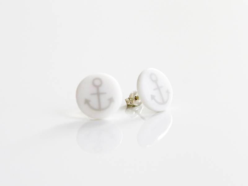 Ohrstecker Aus Porzellan/Weiß Mit Grauem Anker Ohrringe Keramik Maritim Meer Nordsee Schmuck Ohrstecker Aus Porzellan/Weiß Mit Grauem Anker Ohrringe Keramik Maritim Meer Nordsee Schmuck von MIYUporzellanschmuck