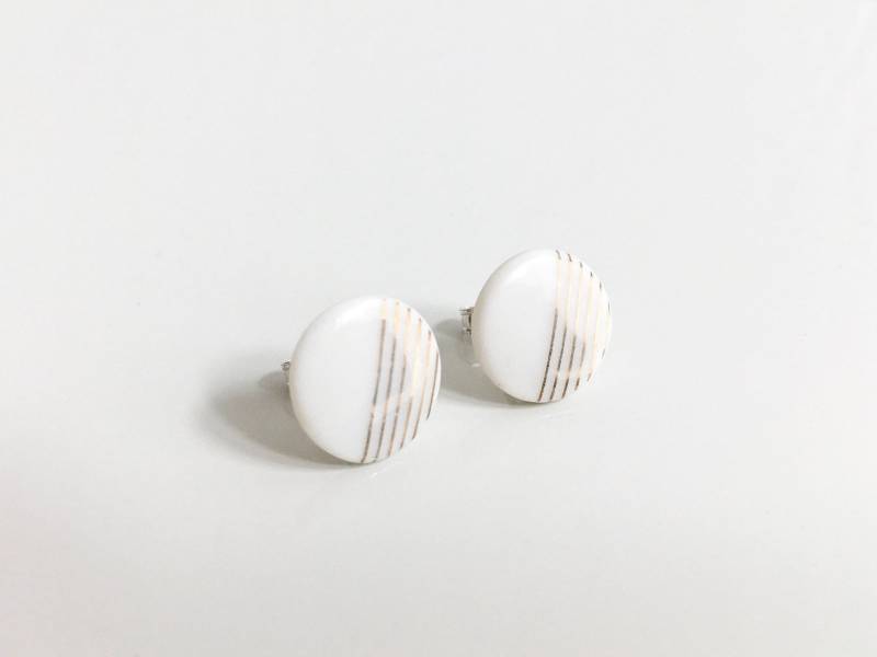 Ohrstecker Porzellan, Weiß Mit Goldenen Linien Ohrstecker Porzellan, Weiß Mit Goldenen Linien von MIYUporzellanschmuck