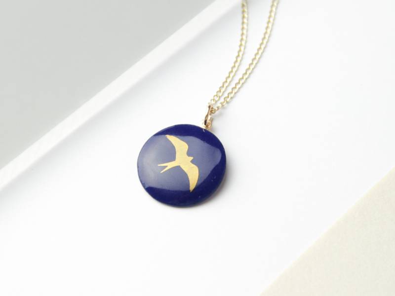 Porzellan-Anhänger, Blau, Goldene Schwalbe Porzellan-Anhänger, Blau, Goldene Schwalbe von MIYUporzellanschmuck