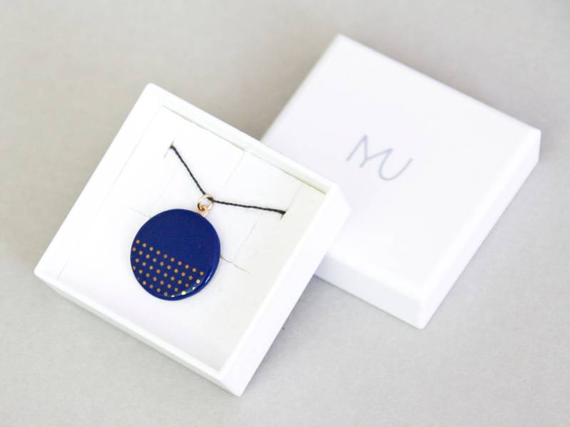 Porzellan Kettenanhänger, Blau Mit Golddekor Porzellan Kettenanhänger, Blau Mit Golddekor von MIYUporzellanschmuck