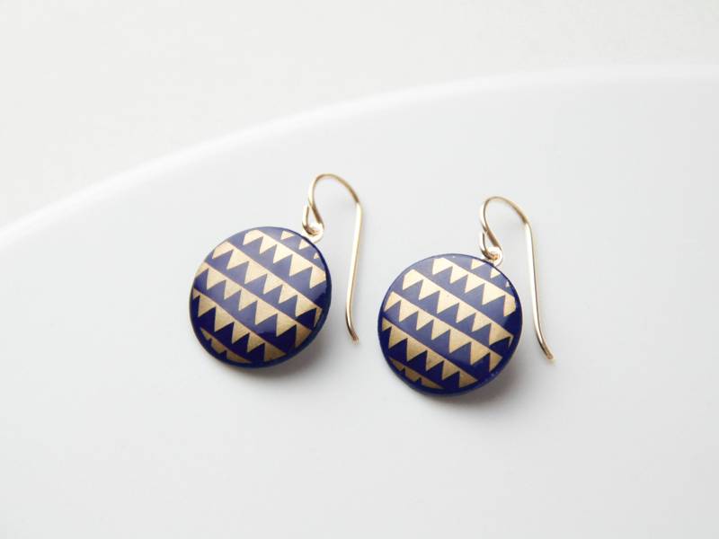 Porzellan Ohrhänger, Blau Mit Goldenem Muster, Porzellanschmuck, Porzellan-Ohrringe, Keramikschmuck, Keramik-Ohrringe Porzellan Ohrhänger, Blau Mit Goldenem Muster, Porzellanschmuck, Porzellan-Ohrringe, Keramikschmuck, Keramik-Ohrringe von MIYUporzellanschmuck