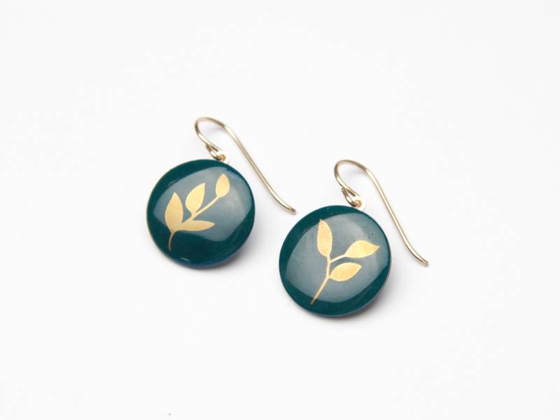 Porzellan-Ohrhänger, Grün, Goldene Blätter Porzellan-Ohrhänger, Grün, Goldene Blätter von MIYUporzellanschmuck