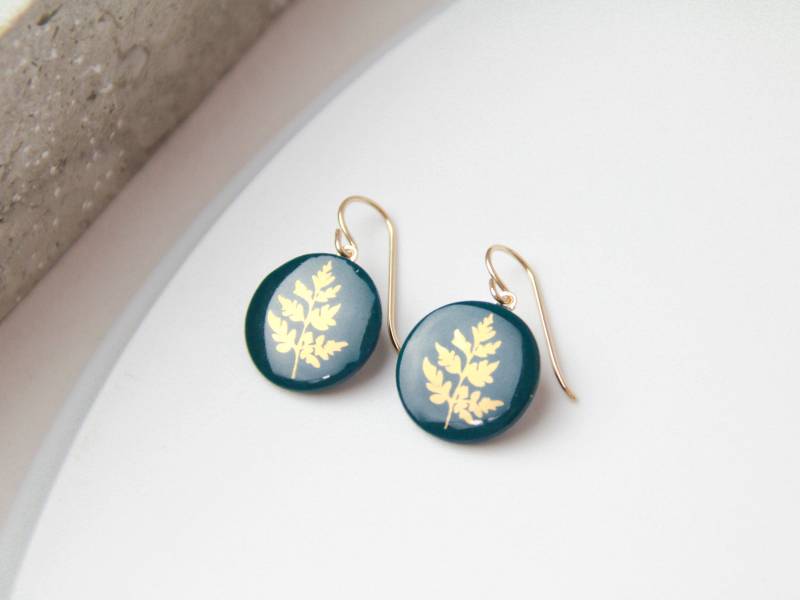 Porzellan Ohrhänger, Grün Mit Goldenem Farn, Keramikschmuck, Keramikohrringe Porzellan Ohrhänger, Grün Mit Goldenem Farn, Keramikschmuck, Keramikohrringe von MIYUporzellanschmuck