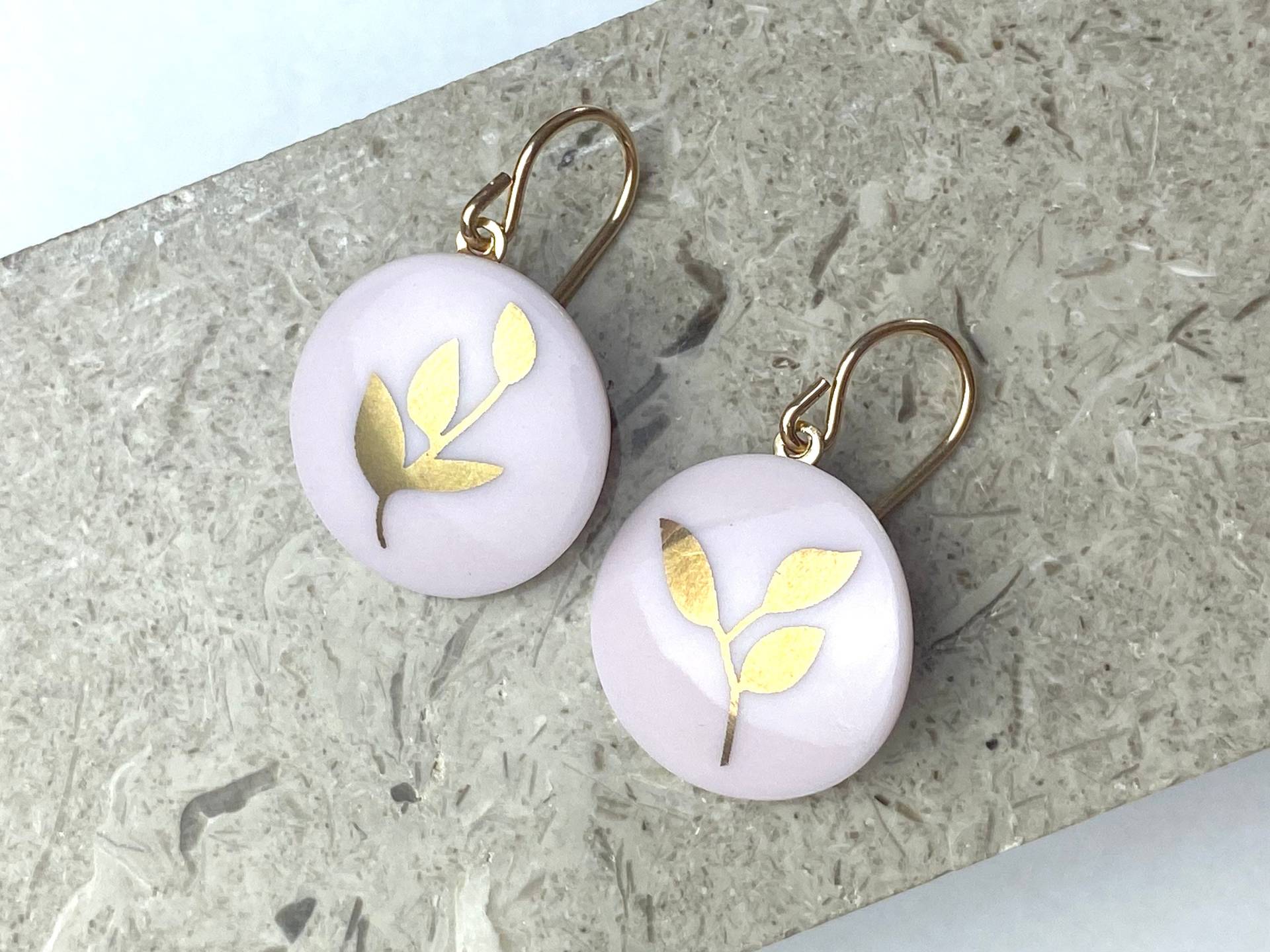 Porzellan-Ohrhänger, Rosa, Goldene Blätter von MIYUporzellanschmuck