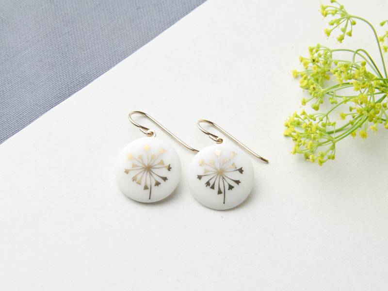 Porzellan Ohrhänger, Weiß, Goldene Pusteblume Porzellan Ohrhänger, Weiß, Goldene Pusteblume von MIYUporzellanschmuck
