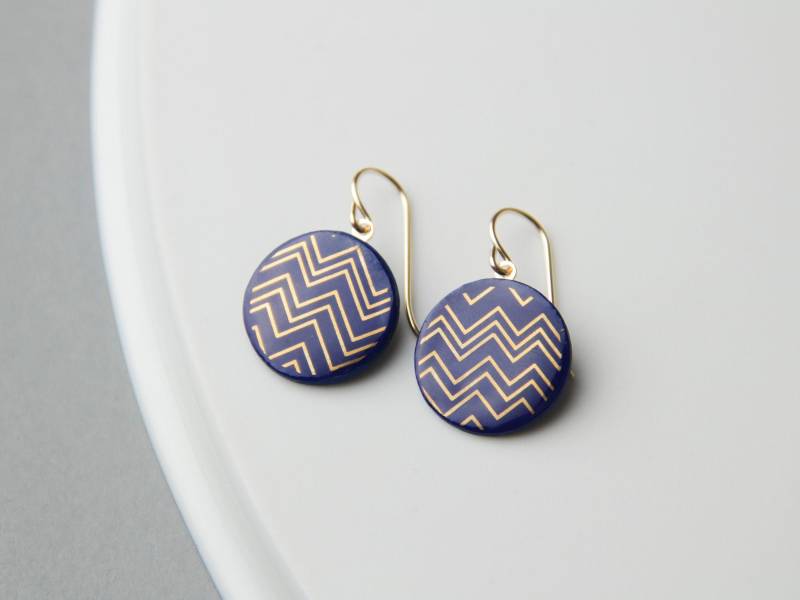 Porzellan Ohrhänger/Blau, Gold Zickzack Muster Porzellan-Ohrringe Keramik-Ohrringe Goldmuster Goldschmuck Dunkelblau Porzellan Ohrhänger/Blau, Gold Zickzack Muster Porzellan-Ohrringe Keramik-Ohrringe Goldmuster Goldschmuck Dunkelblau von MIYUporzellanschmuck