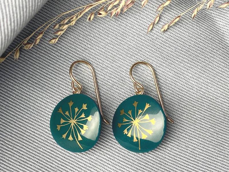 Porzellan-Ohrhänger/Grün Mit Goldener Pusteblume Porzellanschmuck Keramikschmuck Porzellanohrringe Goldschmuck Wildblume Gold von MIYUporzellanschmuck