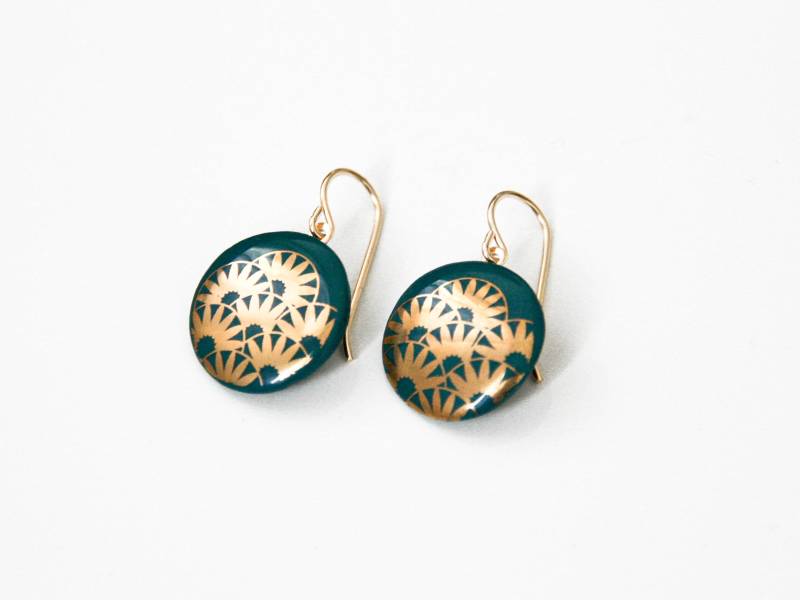 Porzellan Ohrhänger/Grün Mit Goldoldenem Blumen-Motiv Dunkelgrün Porzellanschmuck Ohrringe Aus Keramik Goldschmuck Blümchen Porzellan Ohrhänger/Grün Mit Goldoldenem Blumen-Motiv Dunkelgrün Porzellanschmuck Ohrringe Aus Keramik Goldschmuck Blümchen von MIYUporzellanschmuck